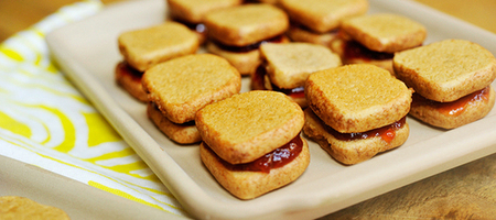 Печенье сэндвич с вашим любимым джемом.