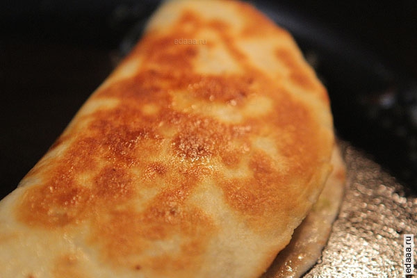 Хлебная лепешка с курицей и авокадо