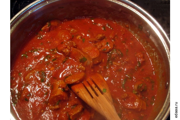 Итальянские колбаски и тортеллини в томатно-винном соусе Марсала