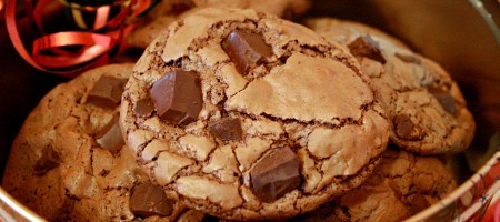 Хрустящее печенье с кусочками шоколада.