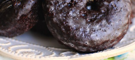 Изумительные шоколадные пончики в сахарной глазури