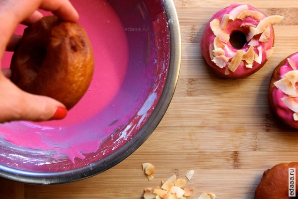 Розовые пончики с поджаренным кокосом