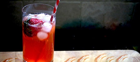 Эффектный летний коктейль с клубникой, лимонным соком и базиликом.