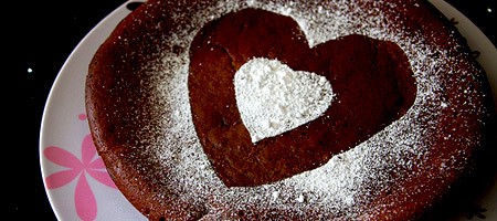 Романтичный шоколадный пирог с сахарным сердцем.