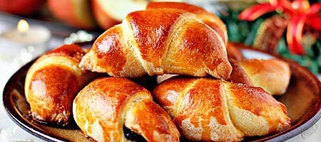 Маленькие рогалики со сладкой ароматной маковой начинкой.