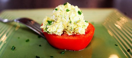 Быстрый в приготовлении вкусный салат из авокадо с яйцом.