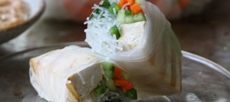 Жареный тофу Весна Rolls с ореховым соусом