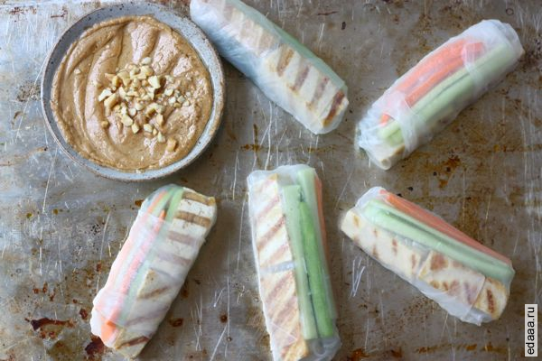Жареный тофу Весна Rolls с ореховым соусом