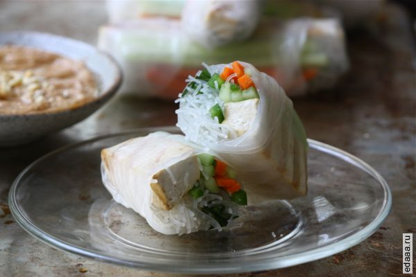 Жареный тофу Весна Rolls с ореховым соусом