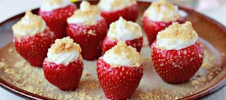 Чизкейки фаршированные клубникой