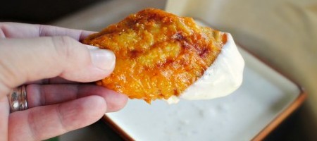 Пряные куриные крылышки с соусом из голубого сыра