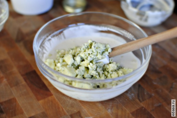Пряные куриные крылышки с соусом из голубого сыра
