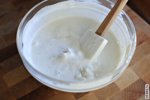 Пряные куриные крылышки с соусом из голубого сыра