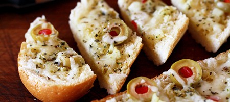 Чесночный хлеб с сыром и оливками
