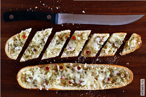 Чесночный хлеб с сыром и оливками