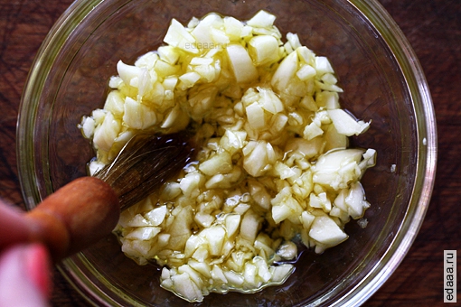 Чесночный хлеб с сыром и оливками