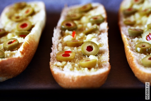 Чесночный хлеб с сыром и оливками