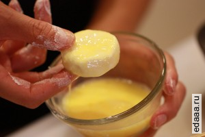 Жаренный козий сыр с фруктовым салатом