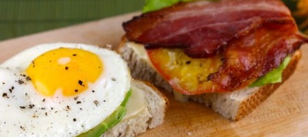 Бутерброды с жаренным яйцом и беконом