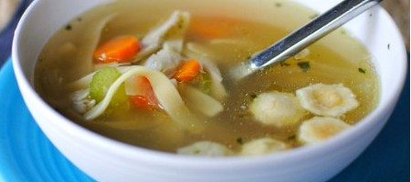 Домашний куриный суп с лапшой