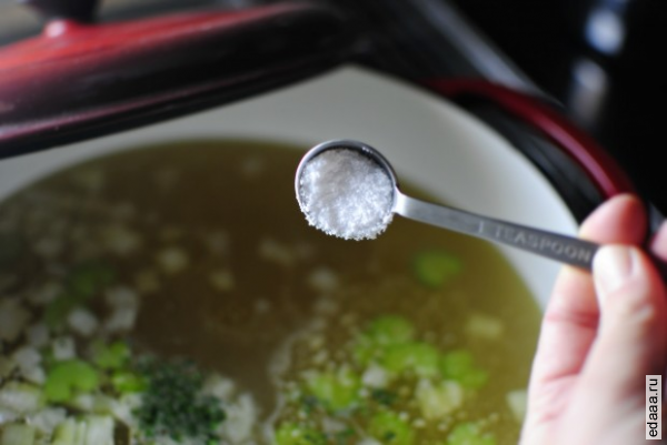 Домашний куриный суп с лапшой