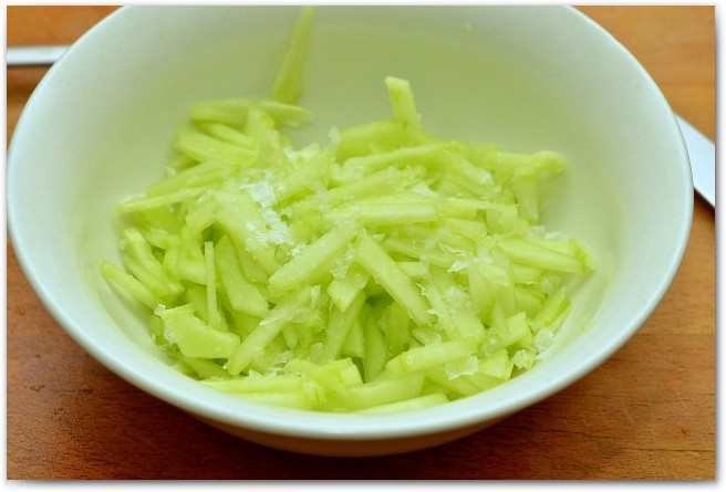 Салат из креветок с соусом из лайма
