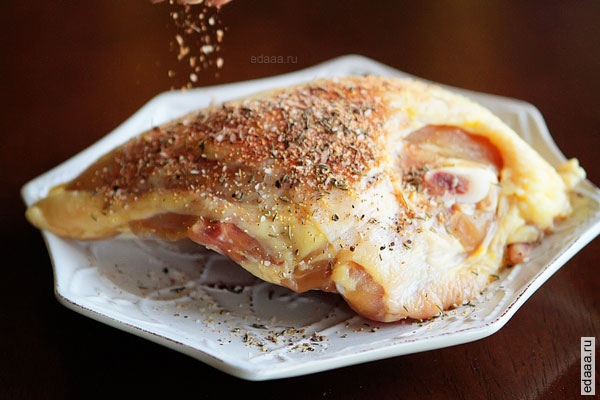 Цыпленок с жаренными орехами и равиоли 