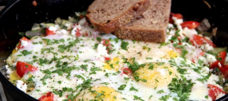 Питательная яичница с овощами.