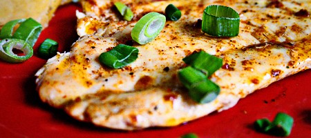 Куриный стейк с зеленым луком и картофелем