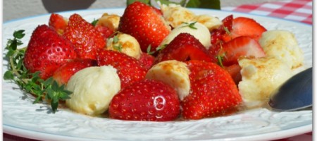 Салат из клубники и моцареллы
