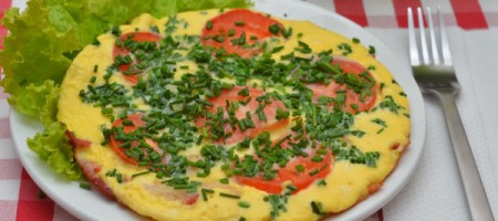 Вкусненький омлет с беконом и помидорами
