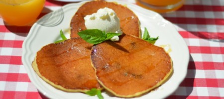 Блинчики с творогом и изюмом.