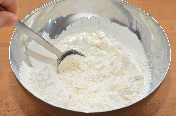 Блинчики с творогом и изюмом.