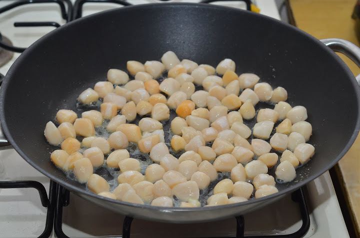 Морские гребешки с ананасом