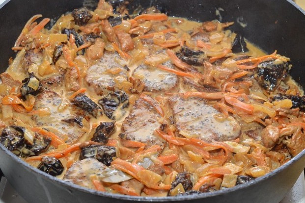 Медальоны из свинины с черносливом