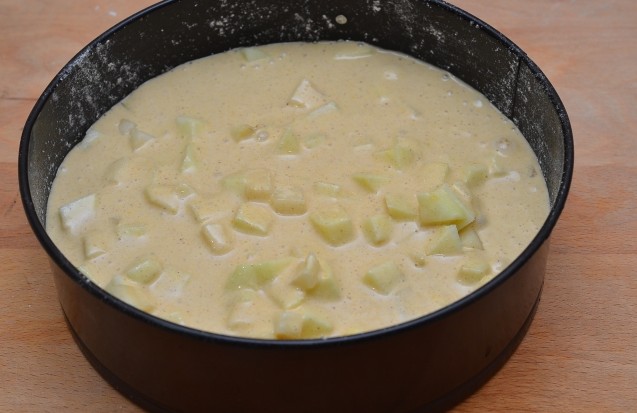 Яблочная шарлотка