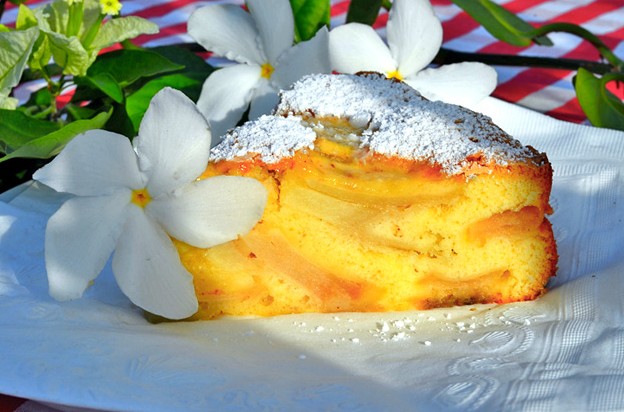 Яблочная шарлотка