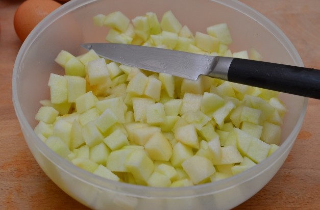 Яблочная шарлотка