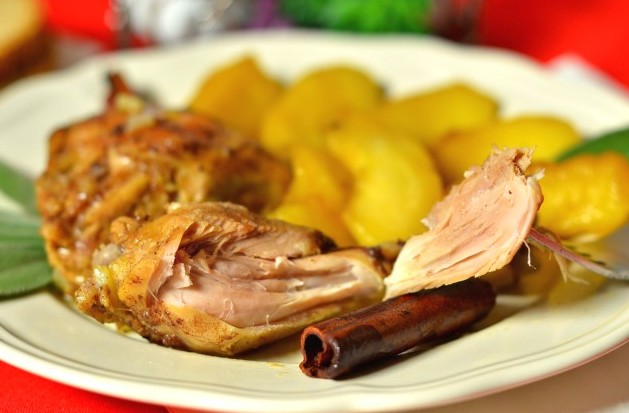 Курица с яблоками