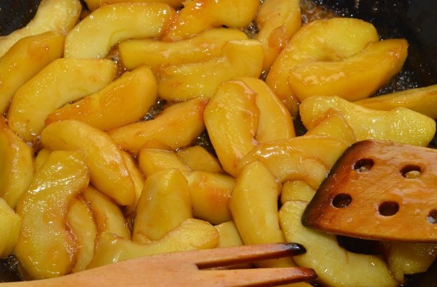 Курица с яблоками