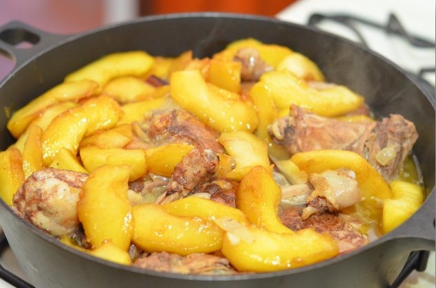 Курица с яблоками