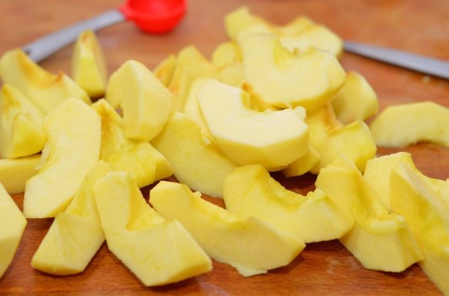Курица с яблоками
