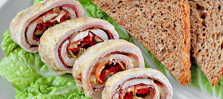 Куриный рулет с ветчиной, сыром и перцем