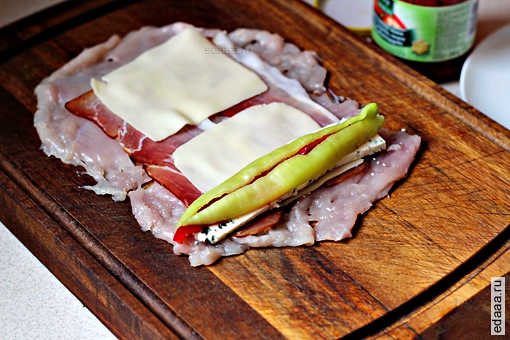 Куриный рулет с ветчиной, сыром и перцем