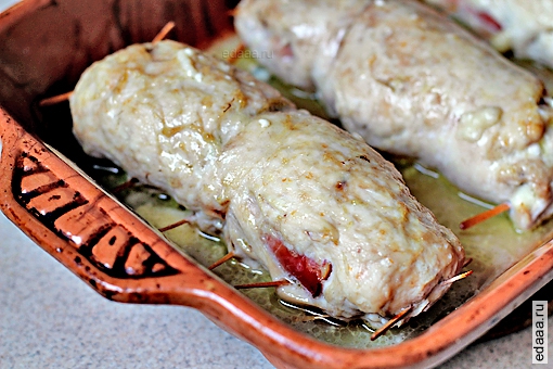 Куриный рулет с ветчиной, сыром и перцем