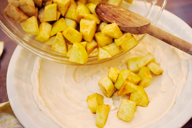 Яблочный пирог с корицей