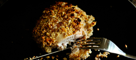 Нежное куриное мясо под хрустящей ореховой корочкой.