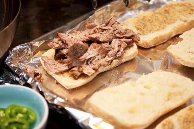 Сэндвич со свининой и красной капустой