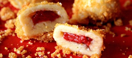 Клубничные клецки в панировке