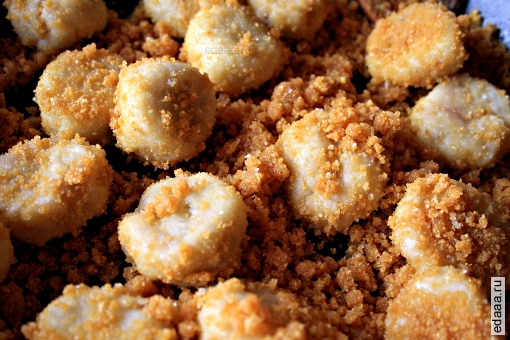 Клубничные клецки в панировке